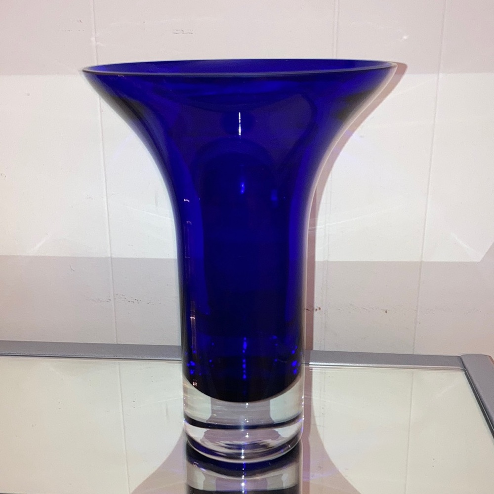 Cobalt crystal blue vase w/ clear bottom